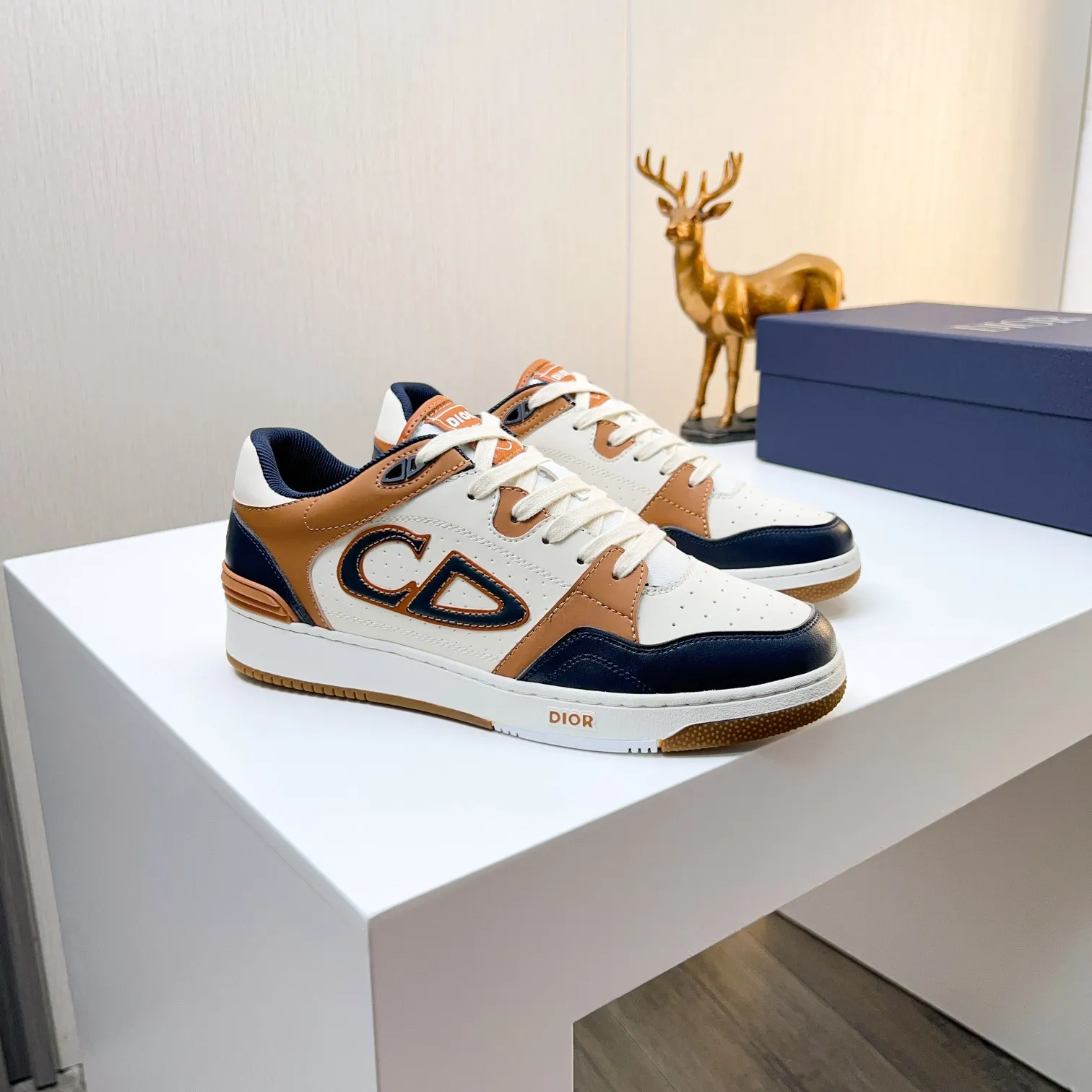 Men's Men's Shoes 💰420 [New Style] 🦩🦩Dior - Low-top sneakers 2025 spring men's collection new arrivals [Celebrate][Celebrate][Celebrate], reinterpret the basketball shoe design and become a classic Dior item [strong][strong][strong], carefully crafted in black and cream white smooth cowhide, paired with beige suede, showing leather on the side The CD logo, tongue, sole and back side are decorated with various distinctive details to enhance the style[666][666], while eyelet details, topstitching and rubber panels highlight the dynamic charm of its athletic style[strong][strong][strong]. It has a two-color rubber sole, which can be matched with various clothing to create a refined look. Size: 38 to 44 (45 can be customized